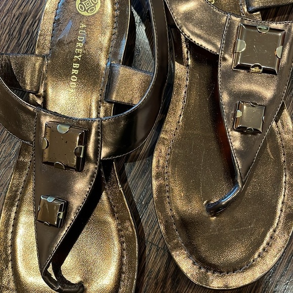 Audrey Brooke 8.5 Gold Sandals - Picture 2 of 3